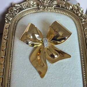 Vintage Large gold-tone bow ribbon brooch with clear rhinestones
